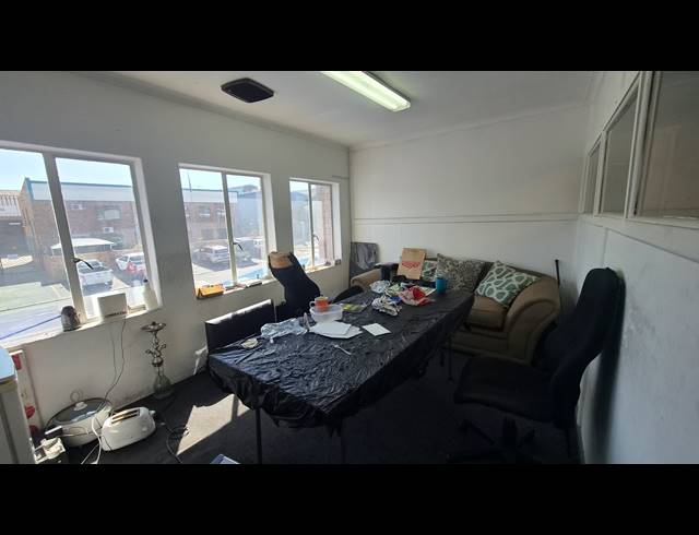 306M² WAREHOUSE TO LET IN JET PARK